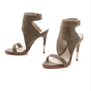 Pour la Victoire Sandals with a heel